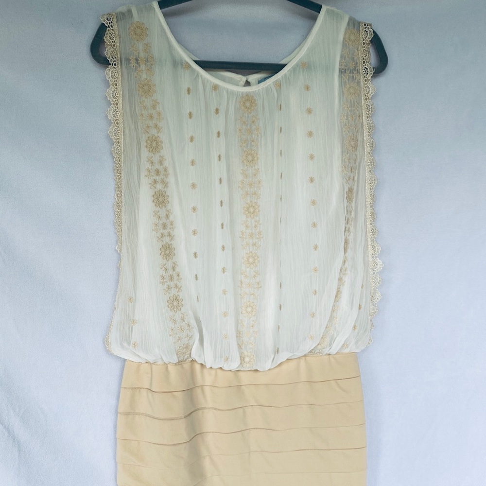A'GACI Do & Be white and beige lace body con dress